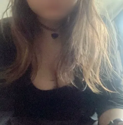 Büsra, 28