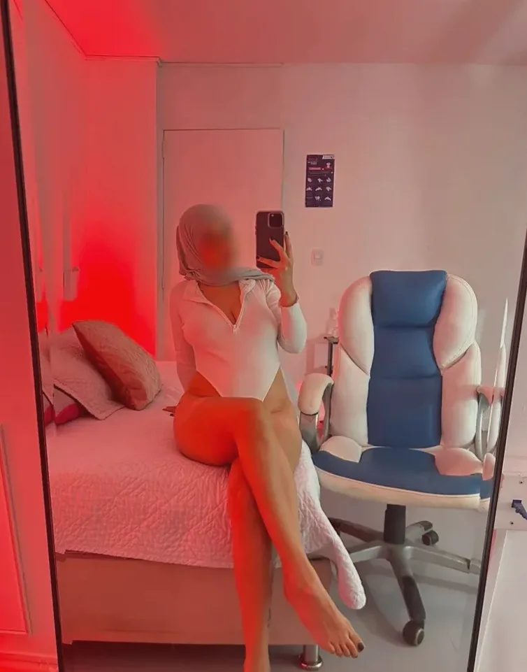 Nora, 23